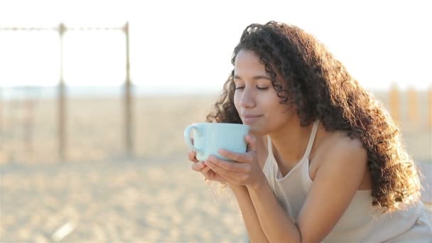 Mujer Latina Feliz Bebiendo Café Playa Atardecer Disfrutando Del Sabor — Vídeos de Stock