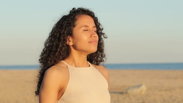 Mujer Latina Respirando Profundamente Aire Fresco Pie Playa — Vídeo de stock