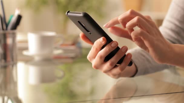 Fechar Mãos Uma Mulher Usando Telefone Inteligente Uma Mesa Casa — Vídeo de Stock