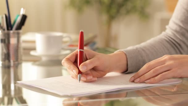 Gros Plan Une Femme Mains Remplissant Formulaire Sur Bureau Maison — Video