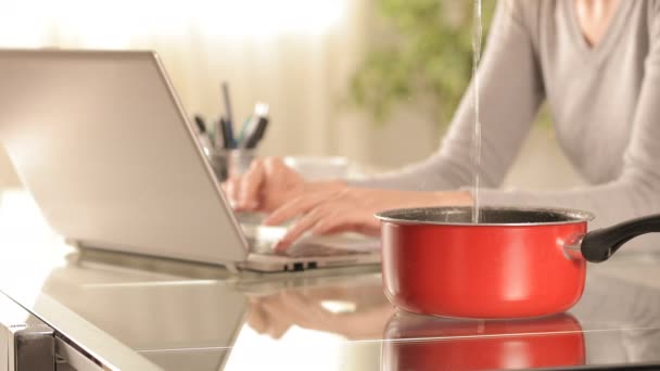 Primo Piano Una Donna Arrabbiata Mani Che Lavorano Sul Computer — Video Stock