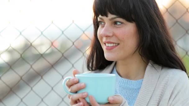 快乐的女人边喝咖啡边放松地欣赏街上的风景 — 图库视频影像
