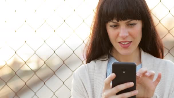 Vista Frontale Una Donna Adulta Che Utilizza Telefono Cellulare Piedi — Video Stock