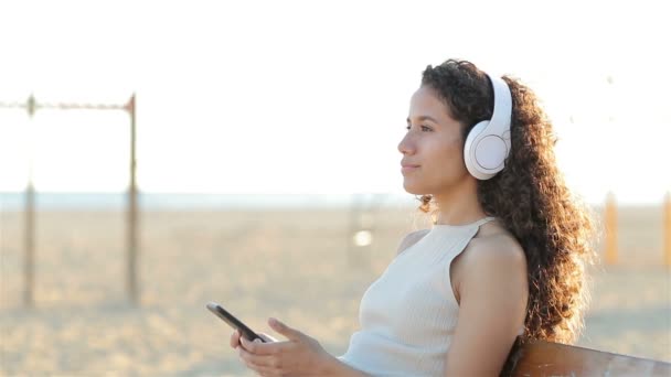 Donna Rilassata Indossando Cuffie Ascoltare Sentire Musica Smartphone Lento — Video Stock