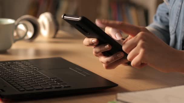 Fechar Mãos Dos Alunos Usando Telefone Inteligente Casa Noite — Vídeo de Stock