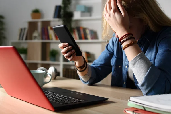 Närbild Ledsen Student Läser Dåliga Nyheter Smarttelefon Sitter Ett Skrivbord — Stockfoto