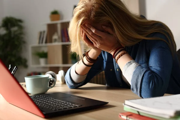 Close Sad Student Receiving Bad News Laptop Sitting Desk Home — Stock Photo, Image