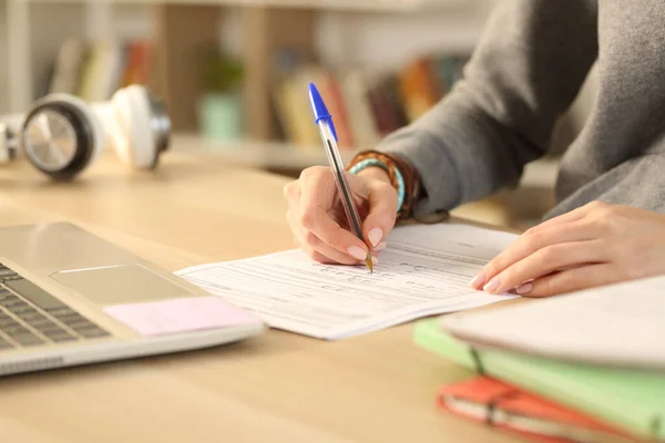 Primer Plano Las Manos Estudiante Llenando Documento Del Formulario Sentado — Foto de Stock