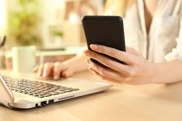 Close Van Vrouw Handen Controleren Smartphone Met Behulp Van Laptop — Stockfoto