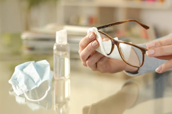 Nahaufnahme Einer Frau Mit Schutzmaske Die Eine Brille Mit Desinfektionsmittel — Stockfoto