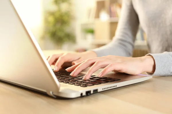 Närbild Kvinnor Händer Skriva Laptop Sitter Ett Skrivbord Hemma — Stockfoto