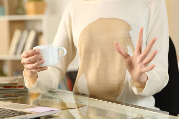 Vrouw Handen Met Gemorste Koffie Haar Shirt — Stockfoto