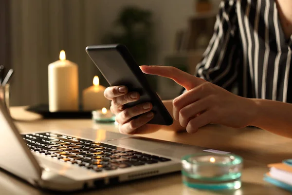 Fille Mains Utilisant Téléphone Sur Panne Courant Avec Des Bougies — Photo