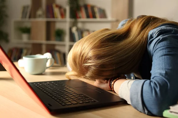 Primer Plano Estudiante Cansada Con Exceso Trabajo Con Ordenador Portátil — Foto de Stock