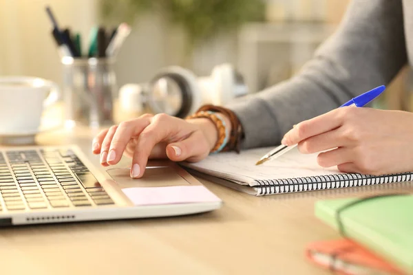 Close Van Student Meisje Handen Vergelijken Notities Notebook Met Laptop — Stockfoto