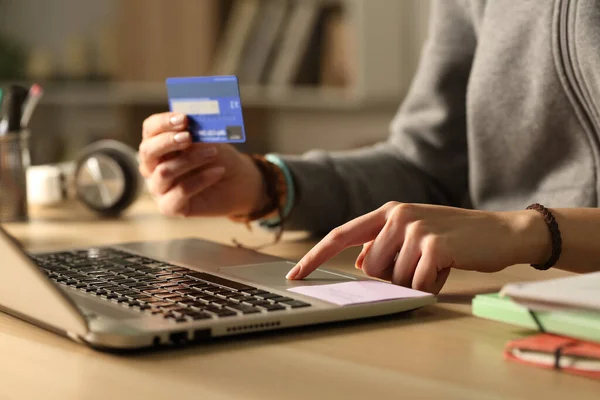 Zbliżenie Student Dziewczyna Ręce Płacąc Online Karty Kredytowej Laptopie Nocy — Zdjęcie stockowe