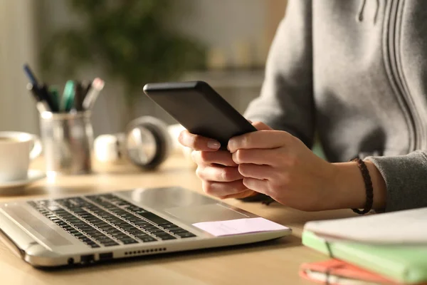 Close Van Student Meisje Handen Typen Smartphone Zitten Een Bureau — Stockfoto