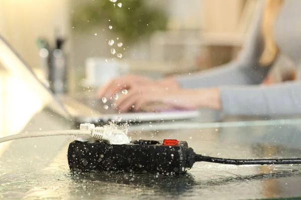 Primo Piano Donna Che Lavora Rischio Folgorazione Perdite Acqua Che — Foto Stock