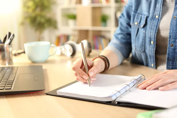 Närbild Student Flicka Handstil Anteckningsbok Ett Skrivbord Hemma — Stockfoto