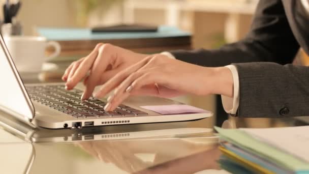 Close Uma Mulher Negócios Mãos Teletrabalho Casa Escritório Com Laptop — Vídeo de Stock