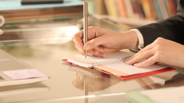 Close Entrepreneur Hand Taking Notes Paper Agenda Desk Homeoffice — Stock Video