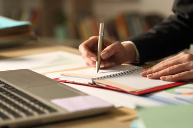 Girişimci kadınların ellerini kapatıyoruz. Geceleri ajandaya yazıyorlar.