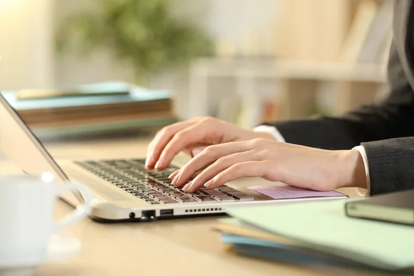 Close Van Ondernemer Vrouw Handen Werken Typen Laptop Een Bureau — Stockfoto