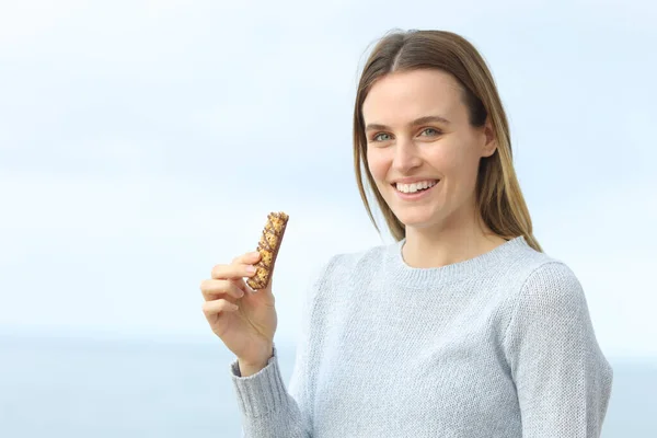 Boldog Lány Snack Gabona Bár Nézi Kamera Áll Szabadban Strandon — Stock Fotó