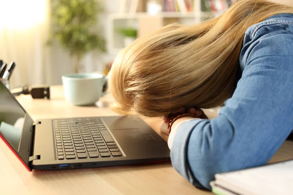 Zamknij Się Przepracowany Zmęczony Student Dziewczyna Śpi Biurku Ciągu Dnia — Zdjęcie stockowe