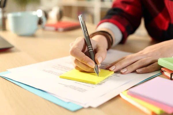 Close Mão Estudante Menina Escrevendo Post Note Sentado Uma Mesa — Fotografia de Stock