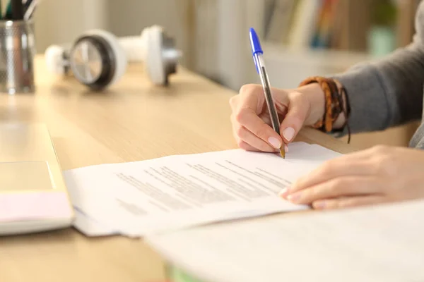 Close Student Girl Hands Assinar Contrato Uma Mesa Casa — Fotografia de Stock