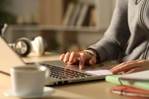 Primer Plano Las Manos Chica Estudiante Utilizando Touchpad Ordenador Portátil —  Fotos de Stock