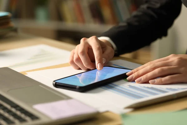 Close Entrepreneur Woman Hands Signing Contract Smart Phone Finger Night — Stock Photo, Image