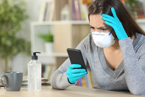 Menina Preocupada Com Luvas Látex Máscara Protetora Notícias Covid Telefone — Fotografia de Stock