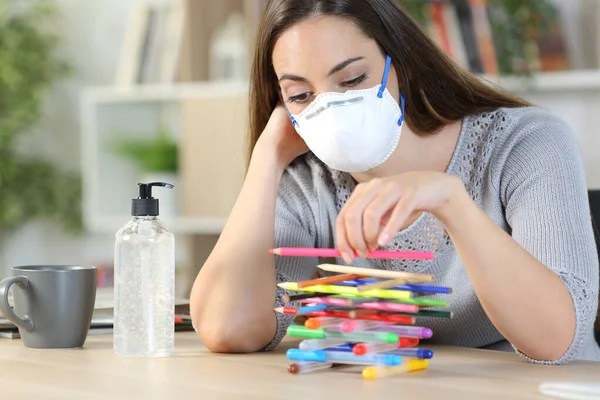 Koronavirüs Yüzünden Karantinada Koruyucu Maskeli Sıkıcı Tembel Kadın Evde Kalemlerle — Stok fotoğraf