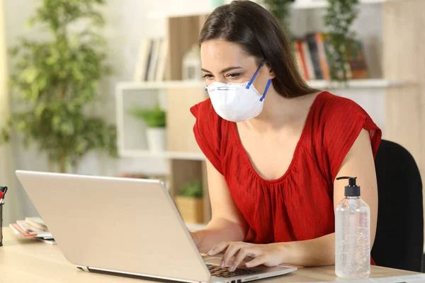 Mulher Feliz Com Máscara Protetora Devido Coronavírus Digitando Laptop Sentado — Fotografia de Stock