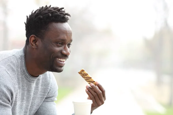 Feliz Hombre Negro Tomando Café Para Llevar Snack Cereal Bar —  Fotos de Stock