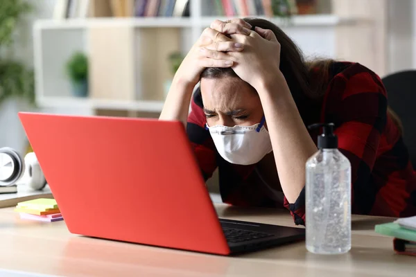 Mujer Estudiante Triste Con Máscara Protectora Coronavirus Cuarentena Comprobación Portátil — Foto de Stock