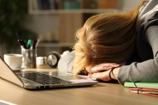 Geceleri Masasında Uyuyan Yorgun Öğrenci Kıza Yakın Dur — Stok fotoğraf