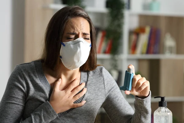 Woman Protective Mask Suffocating Due Covid Holds Inhaler Sitting Desk — Stock Photo, Image
