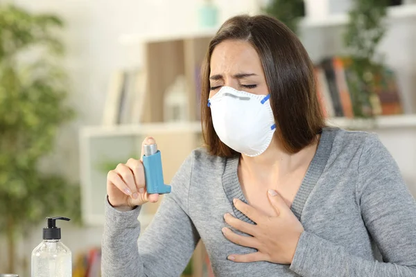 Woman Coronavirus Symptoms Wearing Protective Mask Holding Inhaler Suffocating Touching — Stock Photo, Image