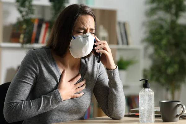 Donna Nel Dolore Con Sintomi Coronavirus Indossando Maschera Protettiva Chiamando — Foto Stock