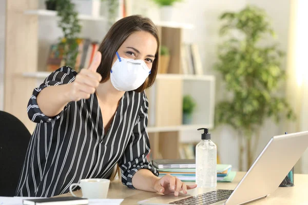 Mulher Com Polegares Para Cima Usando Máscara Protetora Teletrabalho Com — Fotografia de Stock