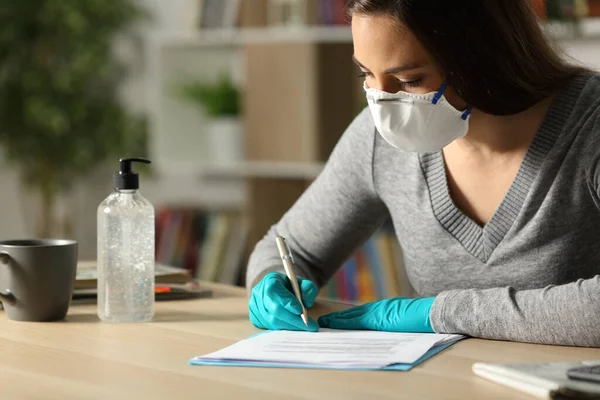 Donna Che Firma Documento Evitando Covid Con Maschera Guanti Seduti — Foto Stock