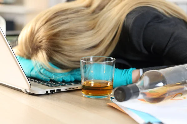 Close Drunk Entrepreneur Woman Lying Desk Coronavirus Confinement Homeoffice — Stock Photo, Image