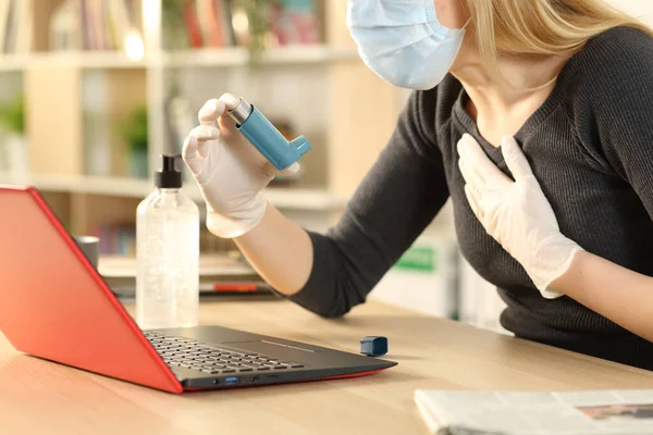 Asthmatikerin Mit Inhalator Erstickt Coronavirus Symptomen Auf Schreibtisch Hause — Stockfoto