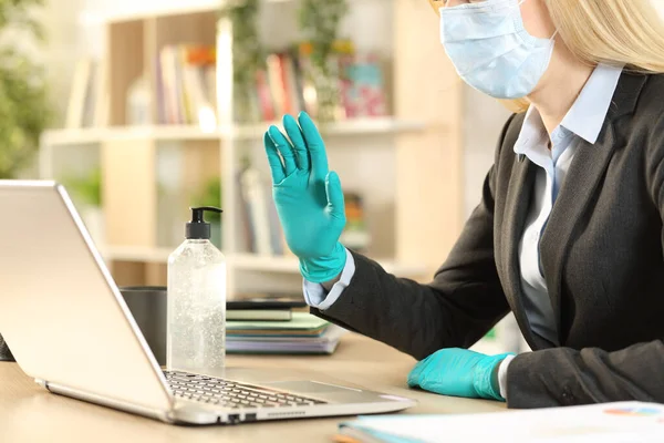 Close Empresário Mulher Mãos Saudação Videocall Laptop Evitando Coronavírus Com — Fotografia de Stock