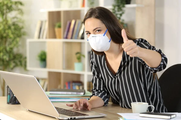 Felice Donna Freelance Con Pollici Lavoro Evitando Covid Con Maschera — Foto Stock