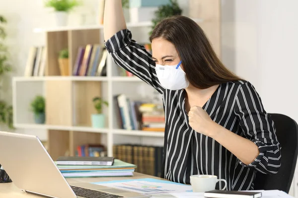 Mulher Freelance Feliz Celebrando Notícias Laptop Evitando Coronavírus Com Máscara — Fotografia de Stock