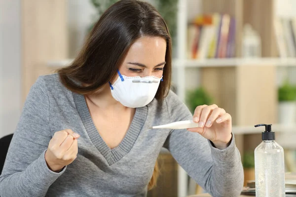Glückliche Frau Überprüft Thermometer Und Vermeidet Coronavirus Mit Maske Die — Stockfoto